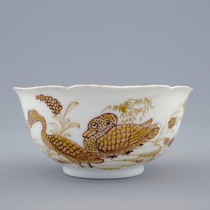 A Chinese grisaille and gilt cup and saucer with ducks and insects, Yongzheng, 1723-1735 — photo 5