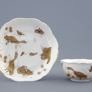 A Chinese grisaille and gilt cup and saucer with ducks and insects, Yongzheng, 1723-1735 — 照片 1