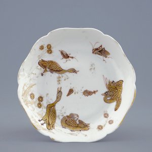 A Chinese grisaille and gilt cup and saucer with ducks and insects, Yongzheng, 1723-1735 — 照片 2