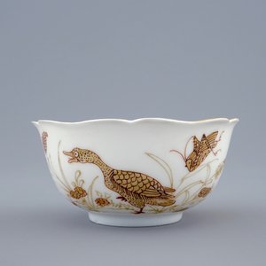 A Chinese grisaille and gilt cup and saucer with ducks and insects, Yongzheng, 1723-1735 — 照片 4