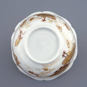 A Chinese grisaille and gilt cup and saucer with ducks and insects, Yongzheng, 1723-1735 — 照片 9