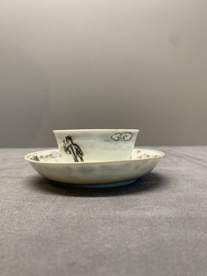 A Chinese grisaille and gilt-decorated 'European subject' cup and saucer, Qianlong — photo 3