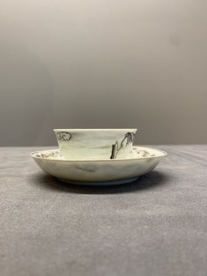 A Chinese grisaille and gilt-decorated 'European subject' cup and saucer, Qianlong — photo 4