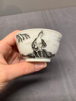 A Chinese grisaille and gilt-decorated 'European subject' cup and saucer, Qianlong — photo 6