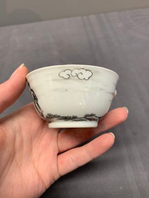 A Chinese grisaille and gilt-decorated 'European subject' cup and saucer, Qianlong — photo 9