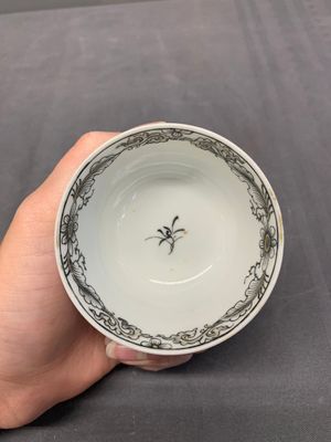 A Chinese grisaille and gilt-decorated 'European subject' cup and saucer, Qianlong — photo 10