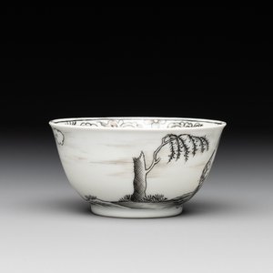 A Chinese grisaille and gilt-decorated 'European subject' cup and saucer, Qianlong — photo 7