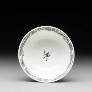 A Chinese grisaille and gilt-decorated 'European subject' cup and saucer, Qianlong — photo 8