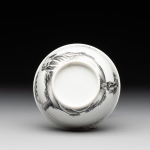 A Chinese grisaille and gilt-decorated 'European subject' cup and saucer, Qianlong — photo 9