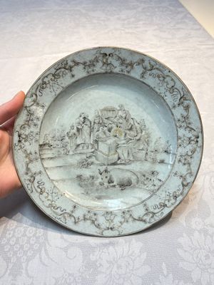 A Chinese grisaille and gilt-decorated 'Nativity' plate, Qianlong — photo 1