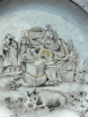 A Chinese grisaille and gilt-decorated 'Nativity' plate, Qianlong — photo 2
