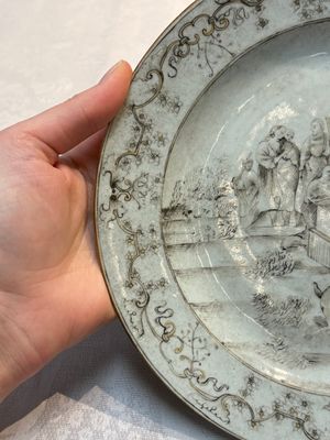 A Chinese grisaille and gilt-decorated 'Nativity' plate, Qianlong — photo 4
