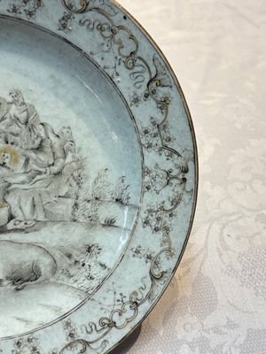 A Chinese grisaille and gilt-decorated 'Nativity' plate, Qianlong — photo 6