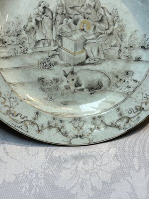 A Chinese grisaille and gilt-decorated 'Nativity' plate, Qianlong — photo 7