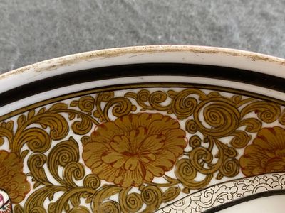 A Chinese grisaille and gilt-decorated 'ruby back' plate, Yongzheng mark, 19/20th C. — 照片 5