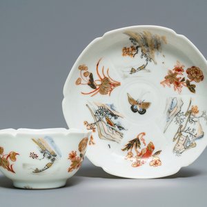 A Chinese grisaille and gilt eggshell cup and saucer, Yongzheng — 照片 1