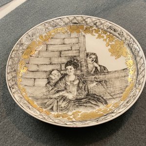 A Chinese grisaille and gilt 'European subject' cup and saucer, Qianlong — 照片 10