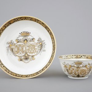 A Chinese grisaille and gilt export porcelain armorial cup and saucer, 18th C — 照片 1