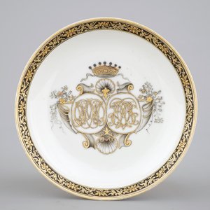 A Chinese grisaille and gilt export porcelain armorial cup and saucer, 18th C — 照片 2