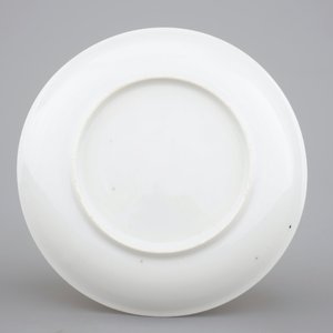 A Chinese grisaille and gilt export porcelain armorial cup and saucer, 18th C — 照片 3