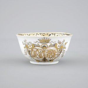 A Chinese grisaille and gilt export porcelain armorial cup and saucer, 18th C — 照片 4