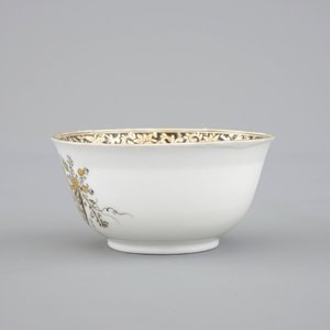 A Chinese grisaille and gilt export porcelain armorial cup and saucer, 18th C — 照片 5