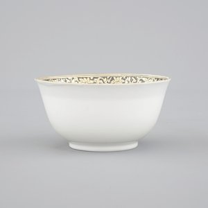 A Chinese grisaille and gilt export porcelain armorial cup and saucer, 18th C — 照片 6