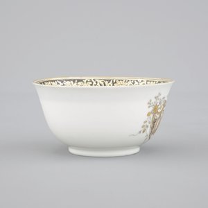 A Chinese grisaille and gilt export porcelain armorial cup and saucer, 18th C — 照片 7