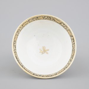 A Chinese grisaille and gilt export porcelain armorial cup and saucer, 18th C — 照片 8