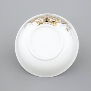 A Chinese grisaille and gilt export porcelain armorial cup and saucer, 18th C — 照片 9