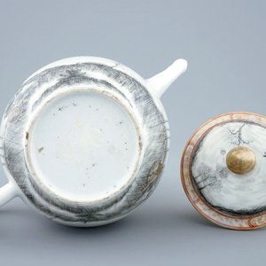 A Chinese grisaille and gilt mythological teapot and cover with Minerva, Qianlong, 18th C. — 照片 3