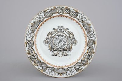 Une assiette armoirié en porcelaine de Chine grisaille et doré pour l'export, 18ème