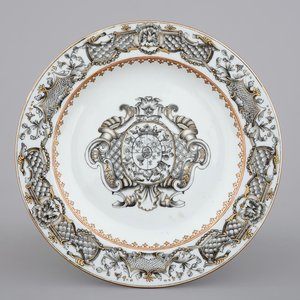 A Chinese grisaille and gilt porcelain armorial plate, 18th C. — photo 1