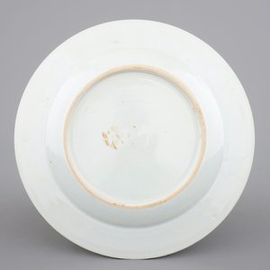 A Chinese grisaille and gilt porcelain armorial plate, 18th C. — photo 2