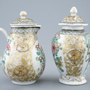 A Chinese grisaille and gilt tea caddy and a covered jug, Yongzheng, 1723-1735 — photo 2