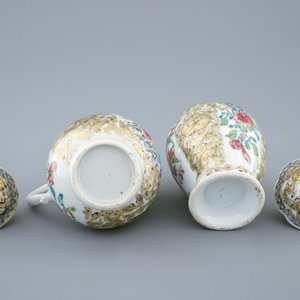 A Chinese grisaille and gilt tea caddy and a covered jug, Yongzheng, 1723-1735 — photo 4