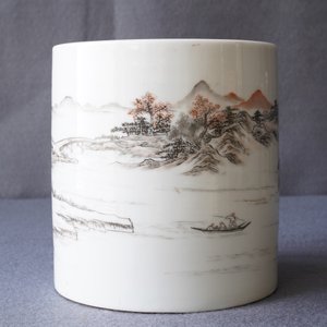 A Chinese grisaille and iron red brush pot, Ju Ren Tang merk, Republic, 20th C. — 照片 12