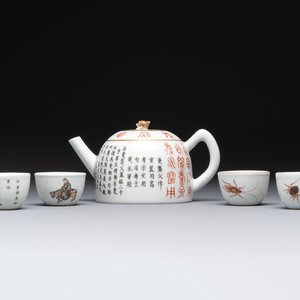 A Chinese grisaille- and iron-red-decorated covered teapot and four cups, 19th C. — foto 1