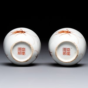 A Chinese grisaille- and iron-red-decorated covered teapot and four cups, 19th C. — foto 12