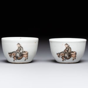 A Chinese grisaille- and iron-red-decorated covered teapot and four cups, 19th C. — foto 13