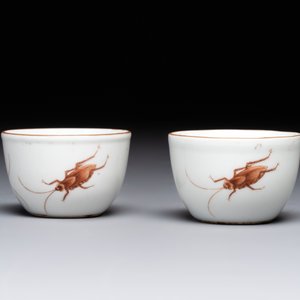 A Chinese grisaille- and iron-red-decorated covered teapot and four cups, 19th C. — foto 9