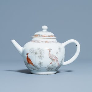 A Chinese grisaille and iron red teapot with fine peacock design, Yongzheng/Qianlong — 照片 2