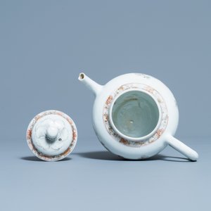 A Chinese grisaille and iron red teapot with fine peacock design, Yongzheng/Qianlong — 照片 6