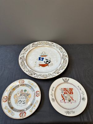 A Chinese grisaille armorial dish and two plates for the Dutch, English and Scottish markets, Qianlong — 照片 1