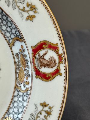 A Chinese grisaille armorial dish and two plates for the Dutch, English and Scottish markets, Qianlong — 照片 13