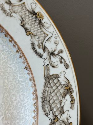 A Chinese grisaille armorial dish and two plates for the Dutch, English and Scottish markets, Qianlong — 照片 20