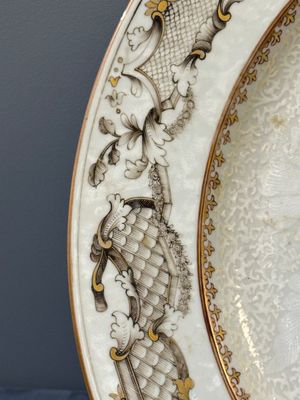 A Chinese grisaille armorial dish and two plates for the Dutch, English and Scottish markets, Qianlong — 照片 21