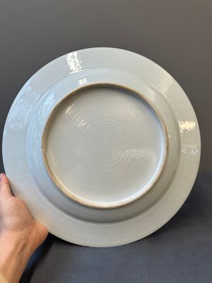 A Chinese grisaille armorial dish and two plates for the Dutch, English and Scottish markets, Qianlong — 照片 22