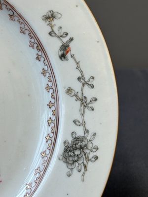 A Chinese grisaille armorial dish and two plates for the Dutch, English and Scottish markets, Qianlong — 照片 5