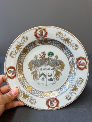 A Chinese grisaille armorial dish and two plates for the Dutch, English and Scottish markets, Qianlong — 照片 10